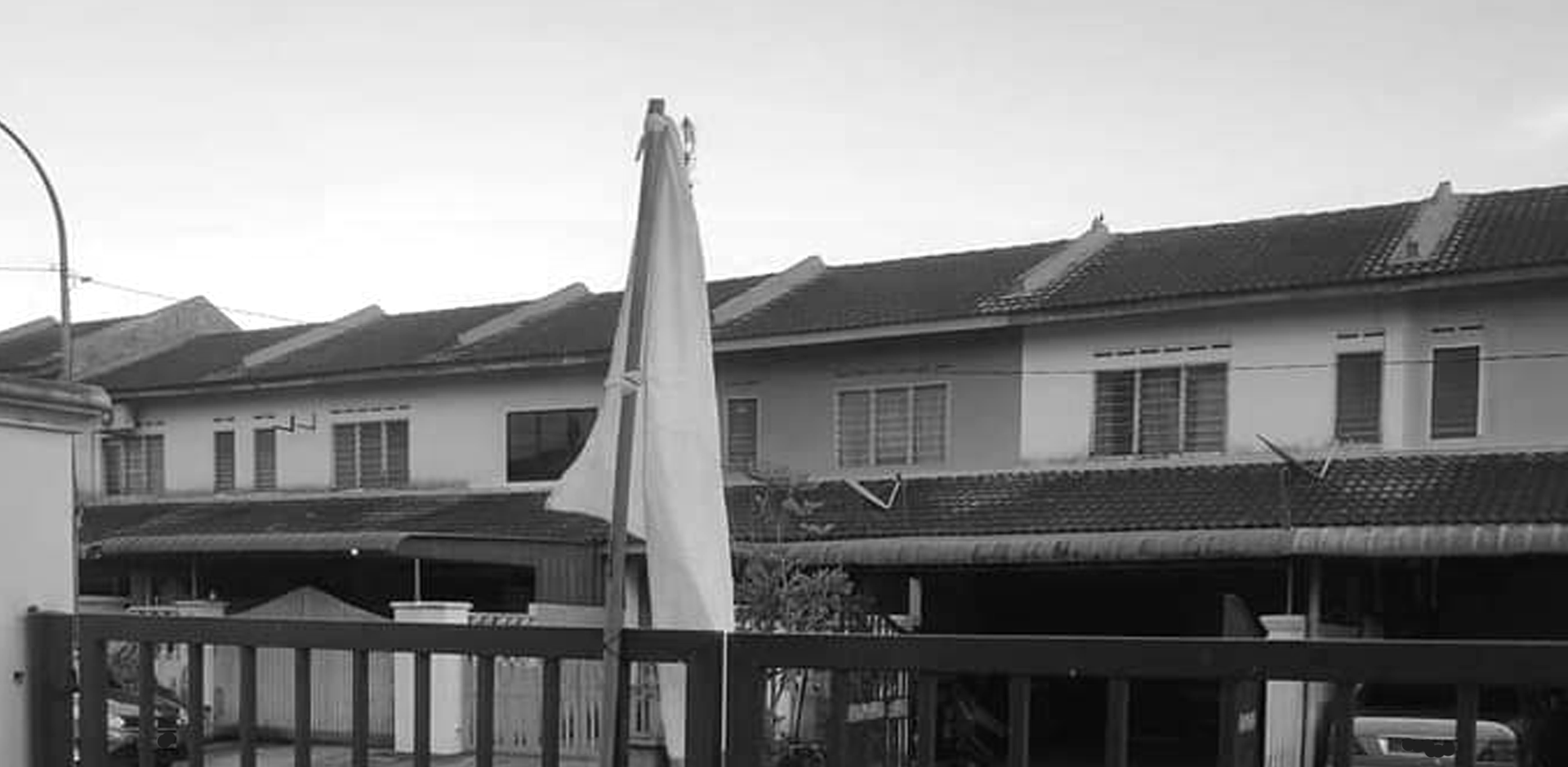 Bendera Putih Bantuan Makanan Keperluan Asas